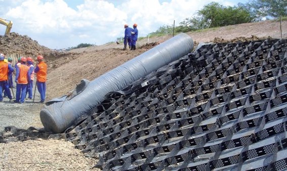 Aplicação de Geotêxtil em conjunto com Geocélulas